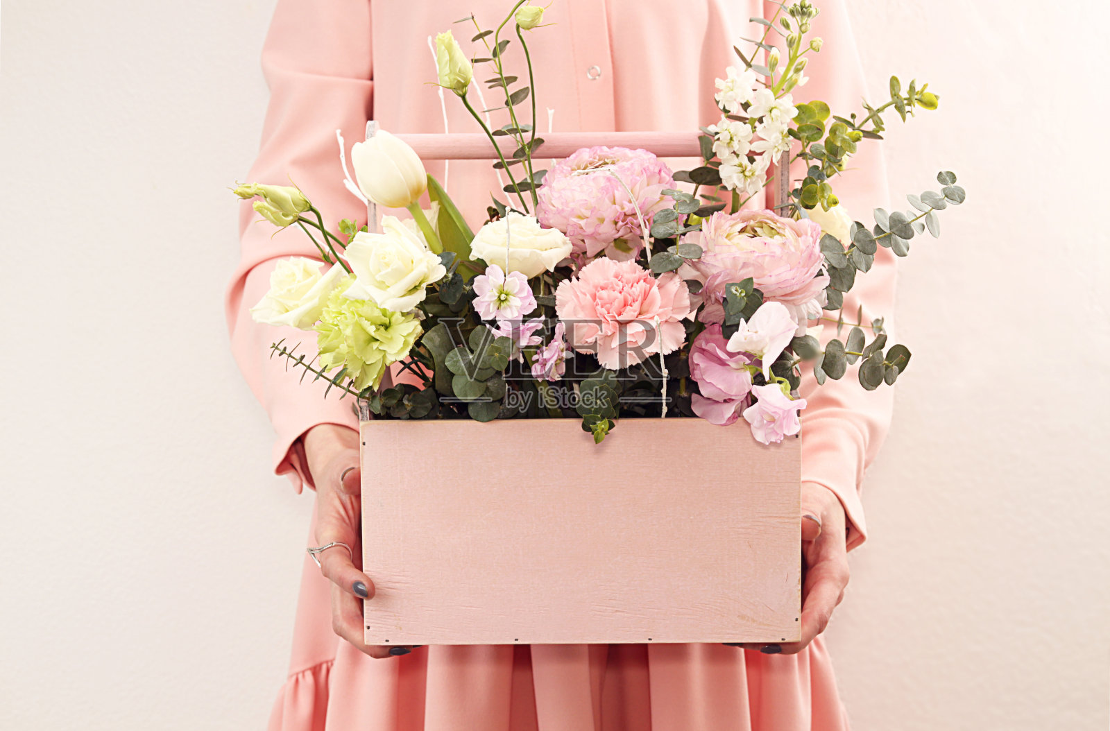 粉红色的木盒花，玫瑰和康乃馨照片摄影图片