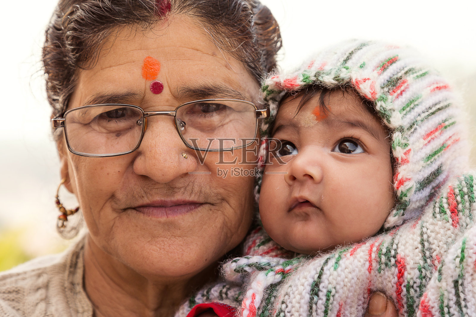 印度农村的祖母和她的孙子照片摄影图片