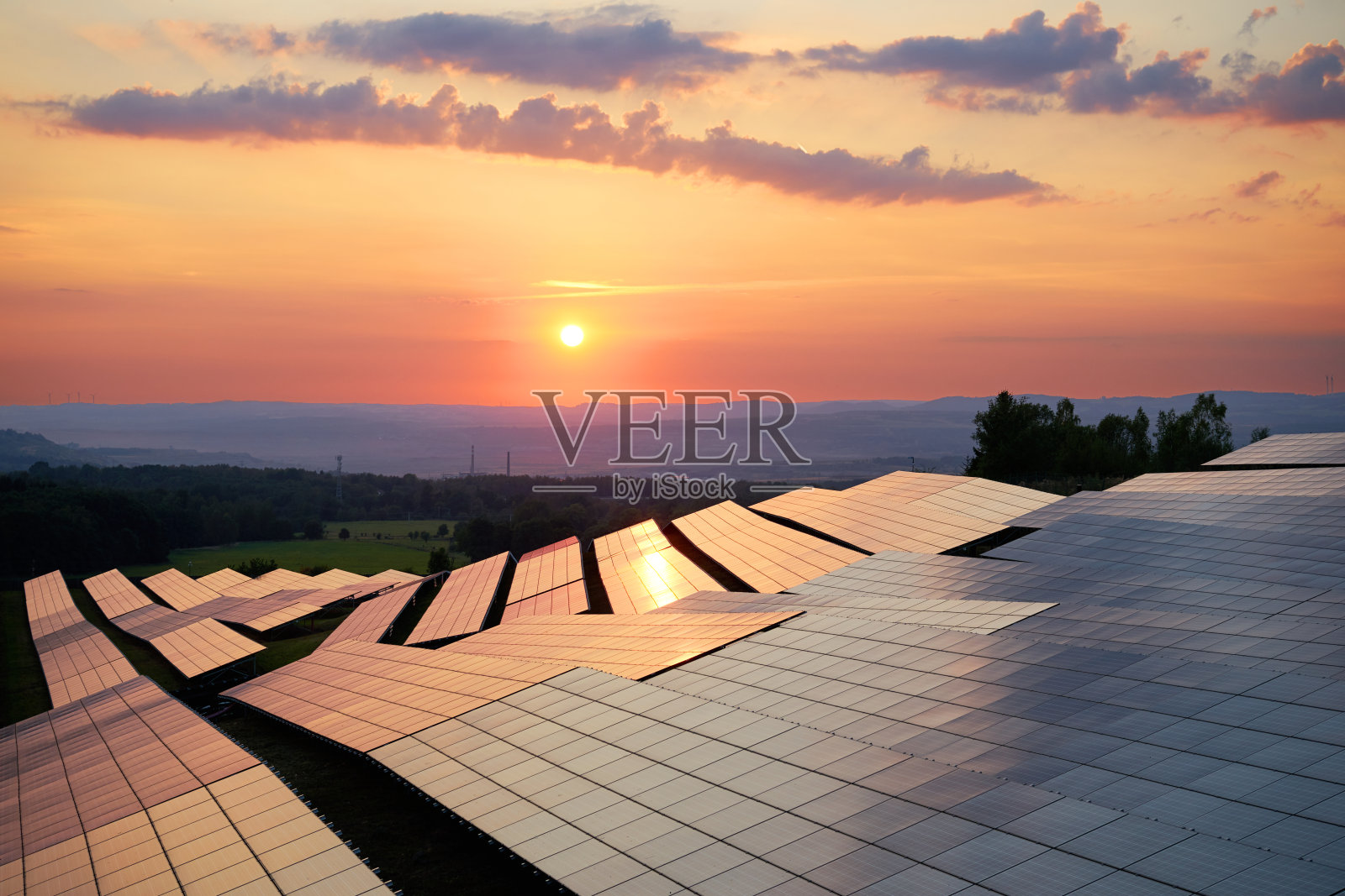 日落时分的太阳能电站光伏板照片摄影图片