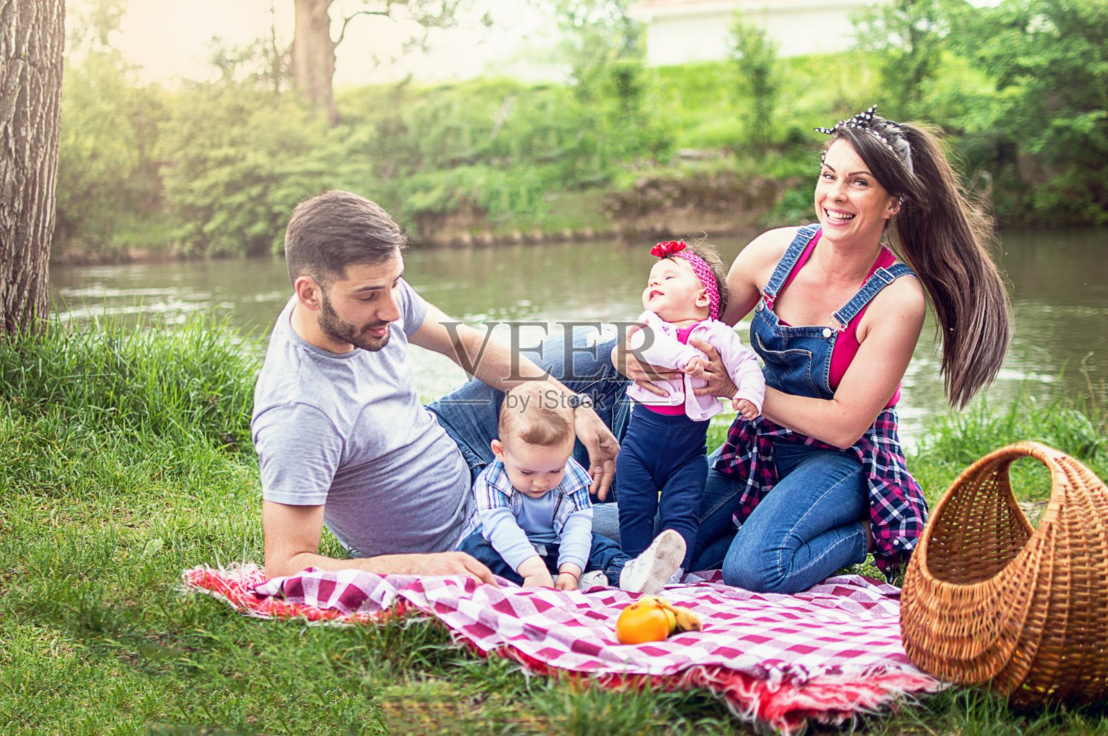 全家人在河边野餐照片摄影图片