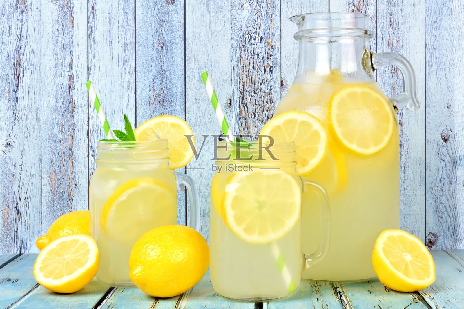 复古水罐柠檬水与mason罐子玻璃上的乡村蓝色木材照片摄影图片