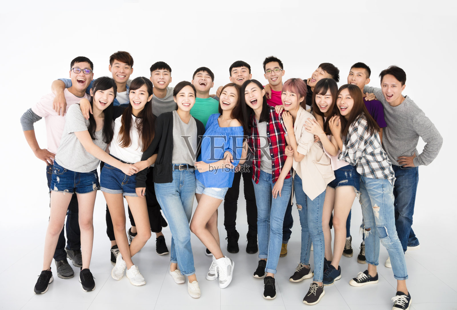 快乐青年同学组站在一起照片摄影图片