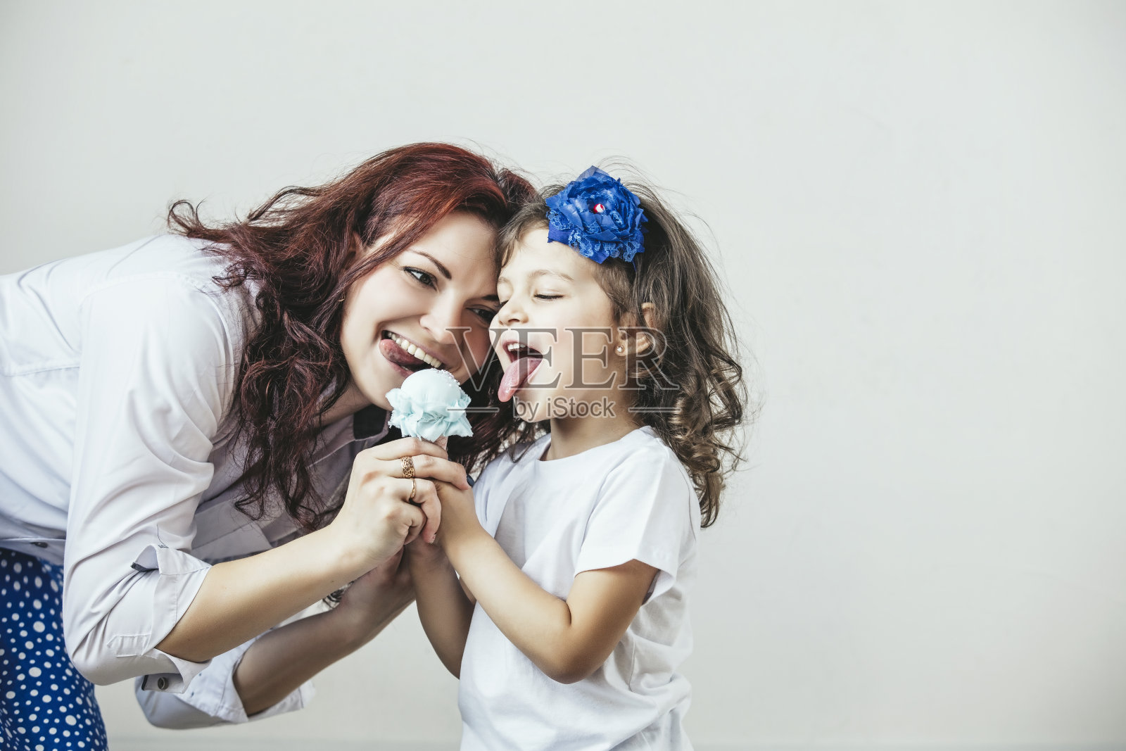 年轻美丽的女人妈妈和女儿用玩具一个甜蜜幸福的肖像照片摄影图片