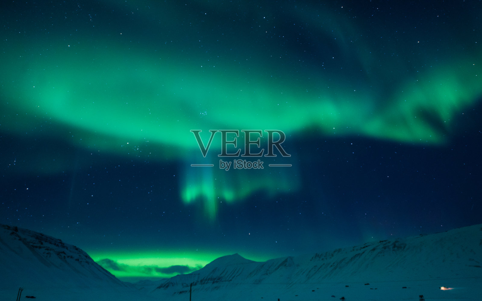 挪威斯匹次卑尔根群岛朗伊尔城斯瓦尔巴特群岛山脉中的北极光照片摄影图片