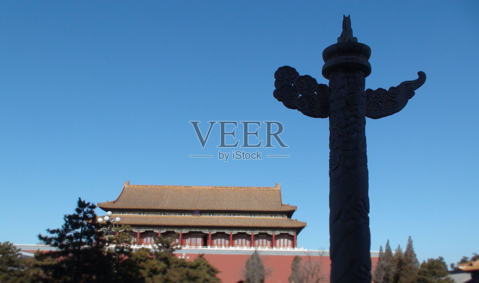 天安门广场紫禁城蓝天下的华表塔，中国北京照片摄影图片
