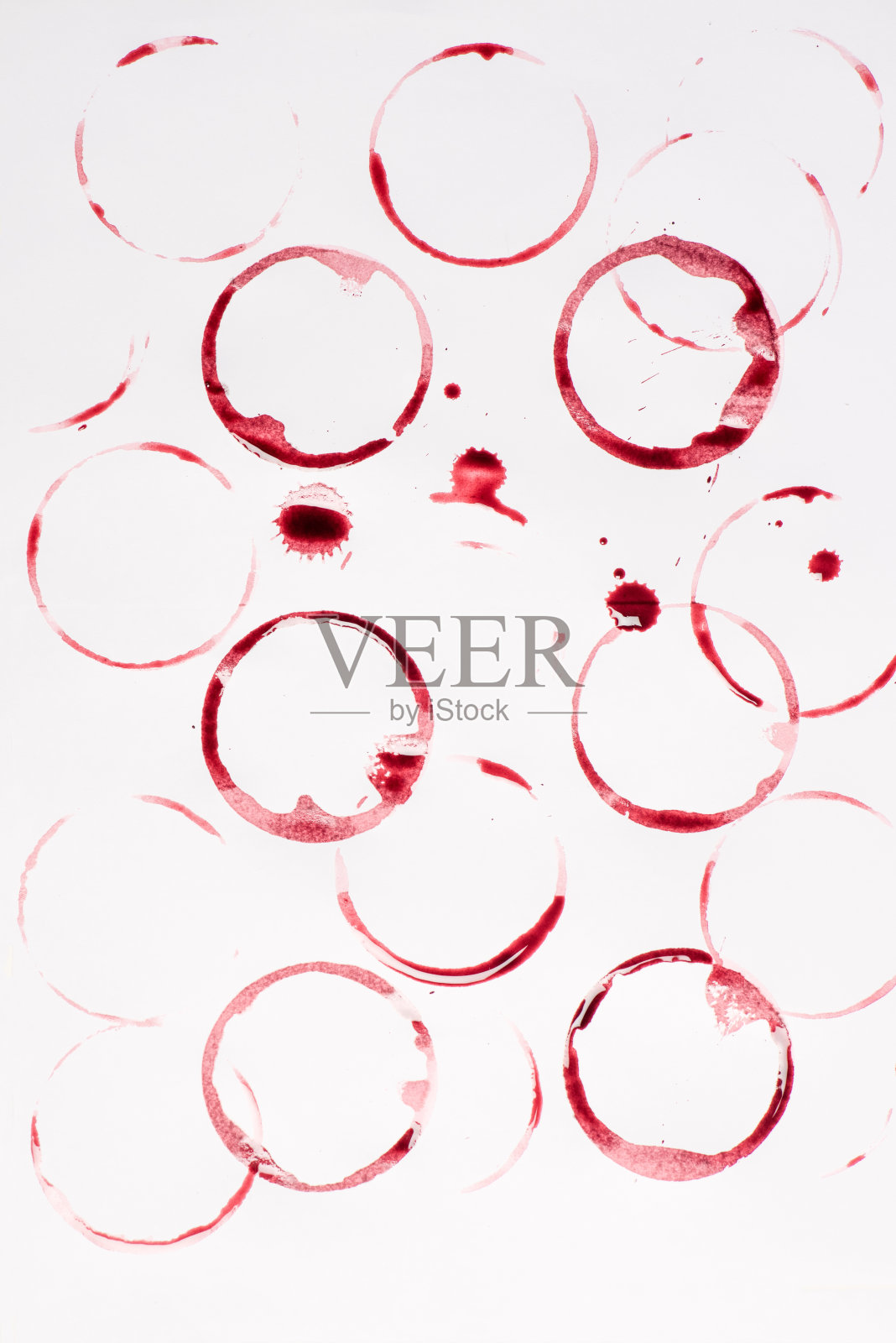 一堆红酒污渍和水滴孤立在白色上照片摄影图片