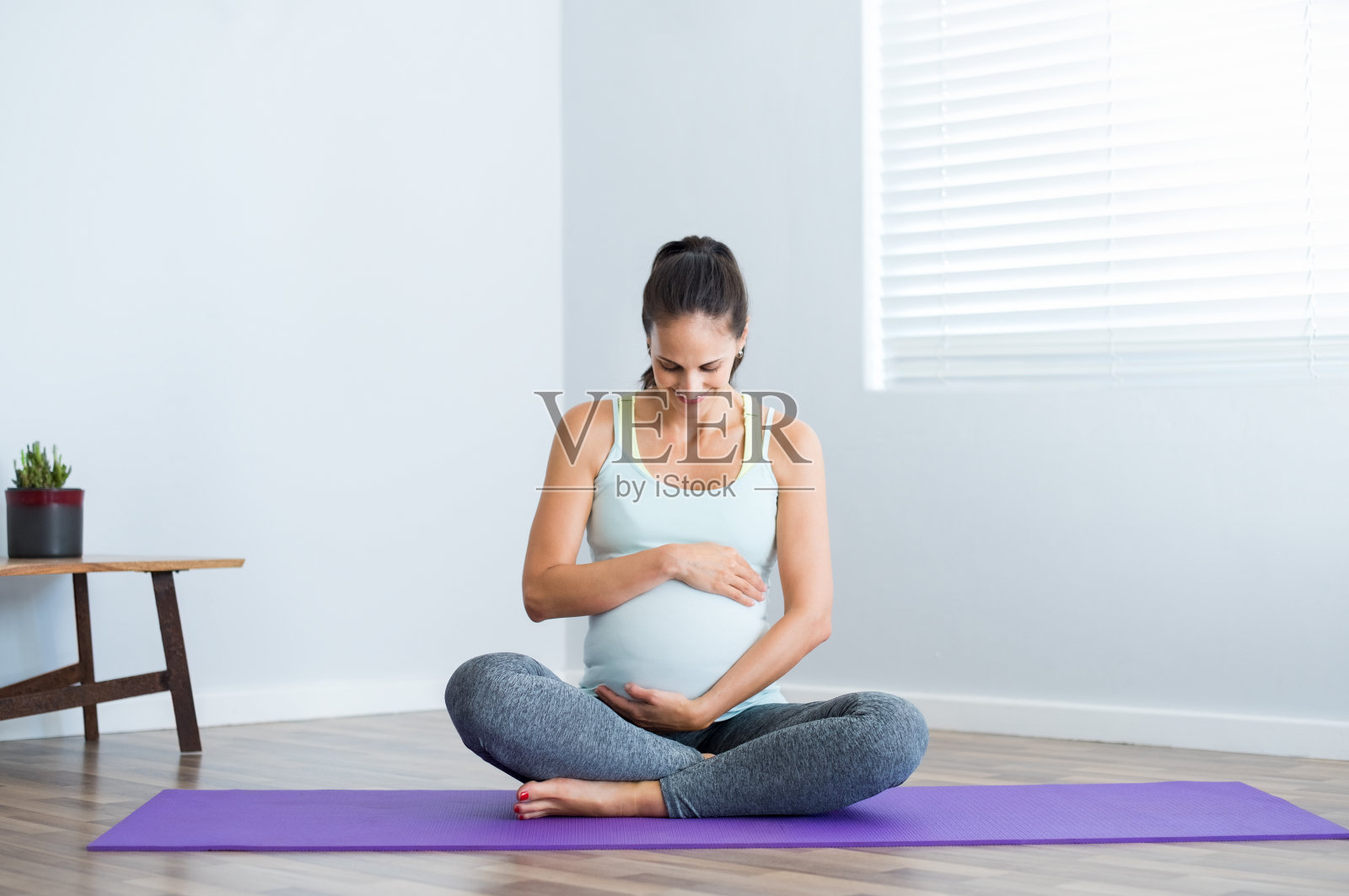 孕期瑜伽锻炼照片摄影图片