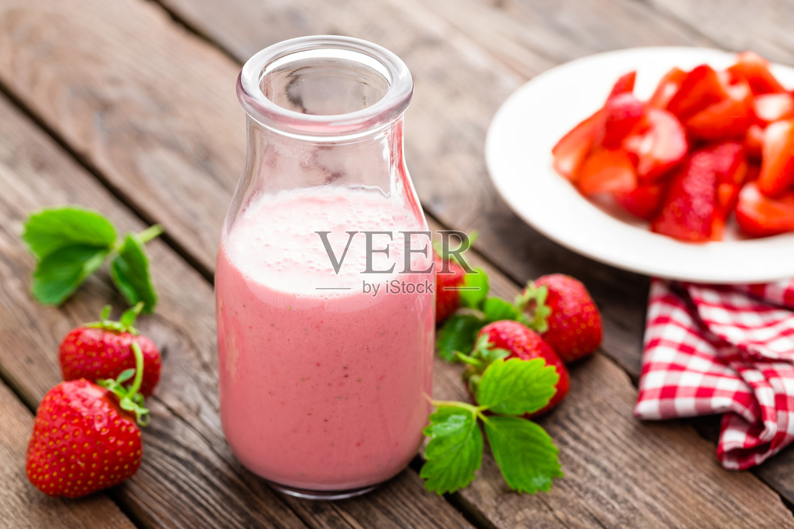 草莓酸奶配新鲜浆果，美味饮料，鸡尾酒照片摄影图片