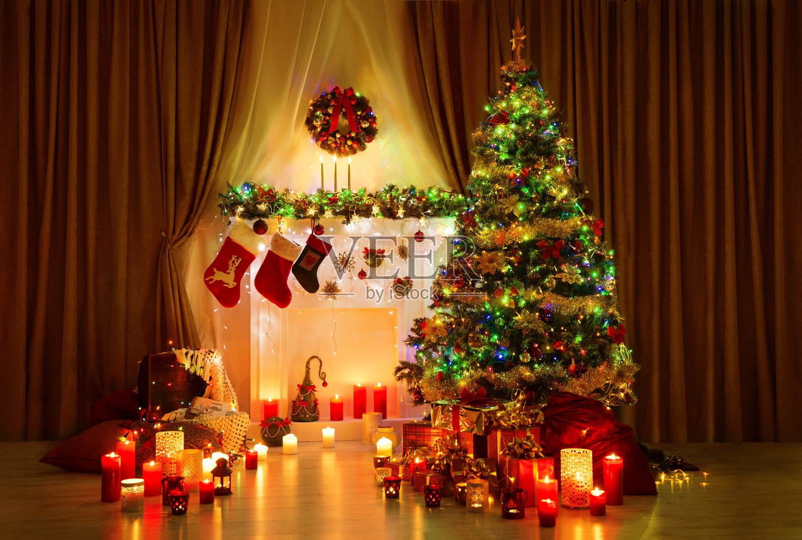 圣诞树装饰在现代的客厅，红色的沙发在白色的墙壁和木地板上，在家里为节日，3d渲染照片摄影图片_ID:312382018-Veer图库