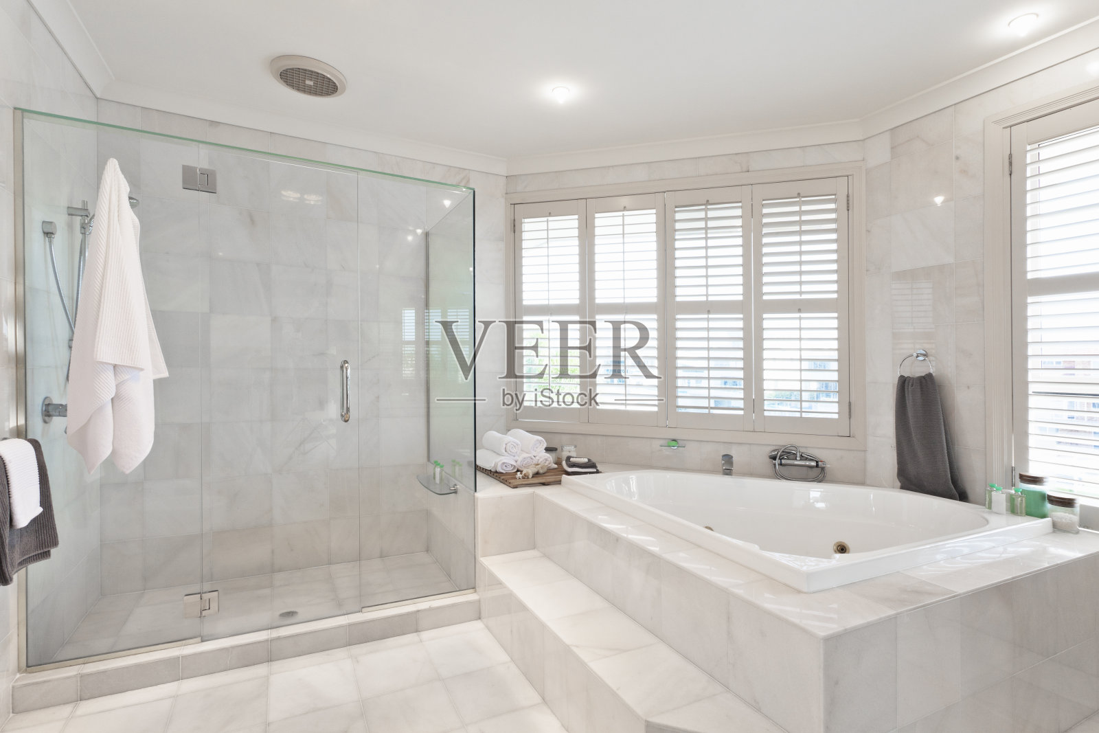 澳洲豪宅中美丽的现代浴室照片摄影图片