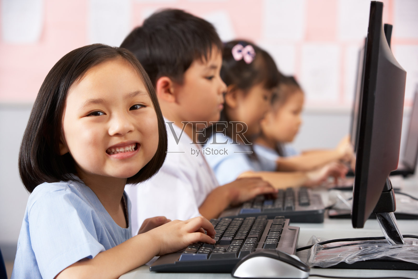语文学校计算机课上的女学生使用键盘照片摄影图片