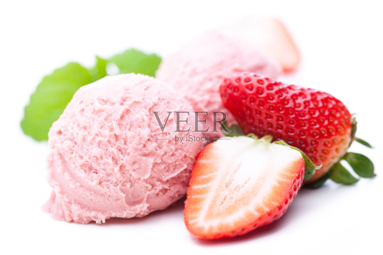 两勺草莓冰淇淋加草莓照片摄影图片