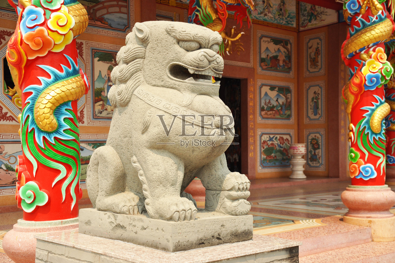 中国寺庙前的狮子雕像照片摄影图片