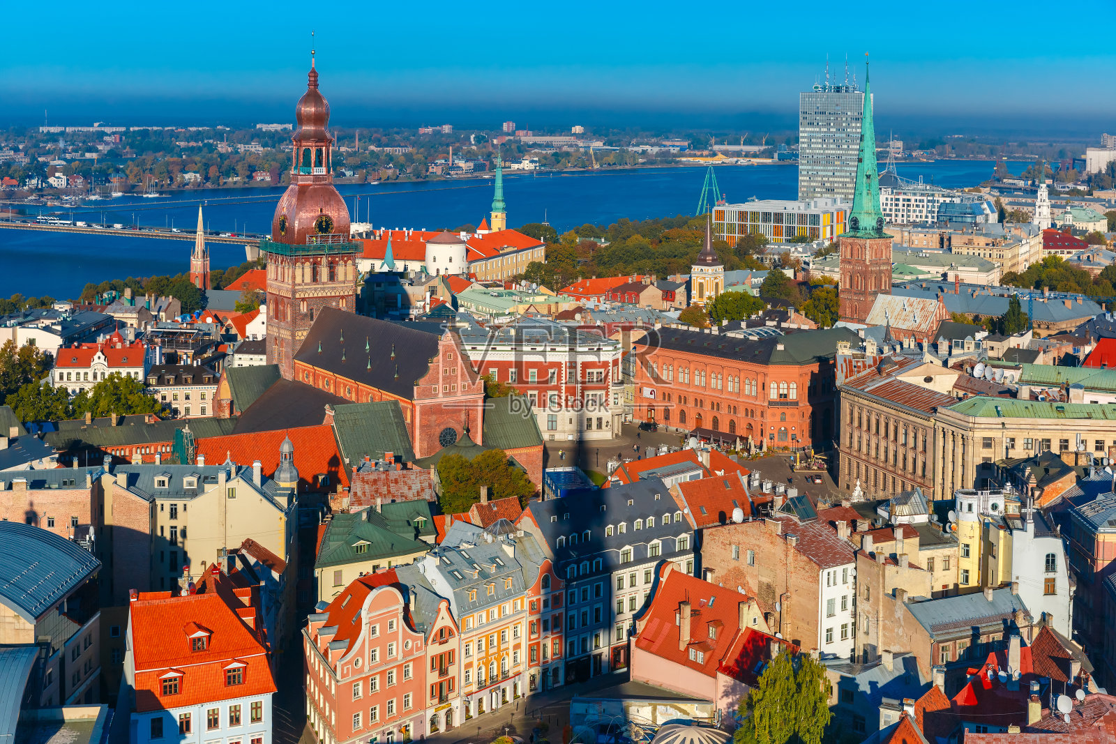 老城和道加瓦的鸟瞰图，里加，拉脱维亚照片摄影图片