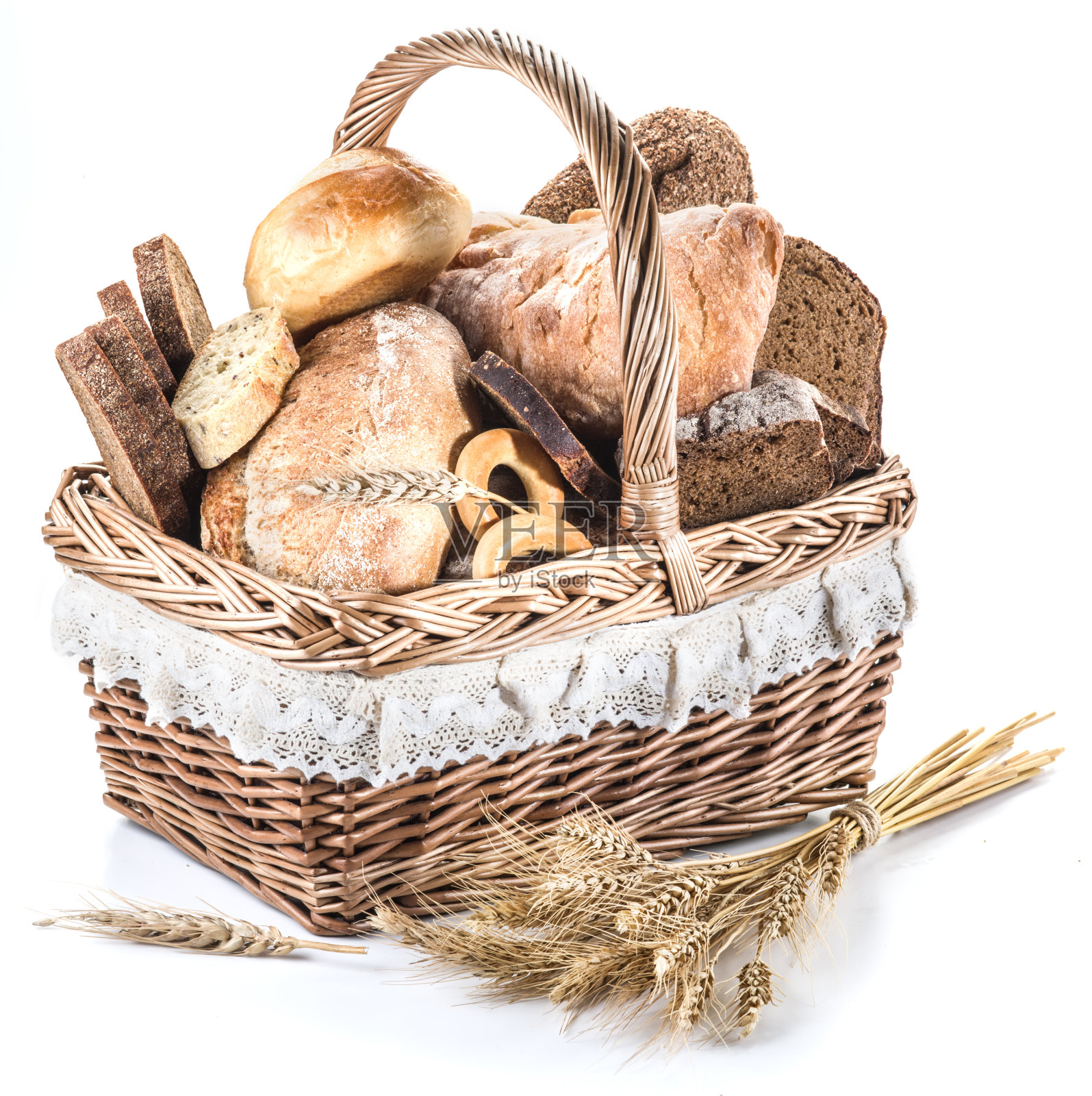 篮子里有不同种类的面包。照片摄影图片