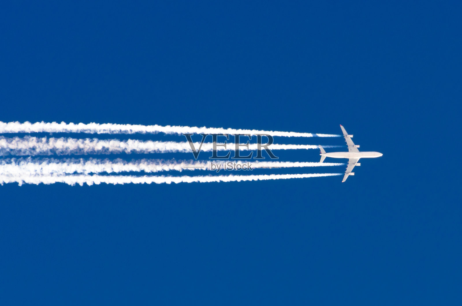 飞机四大引擎航空机场航迹云照片摄影图片