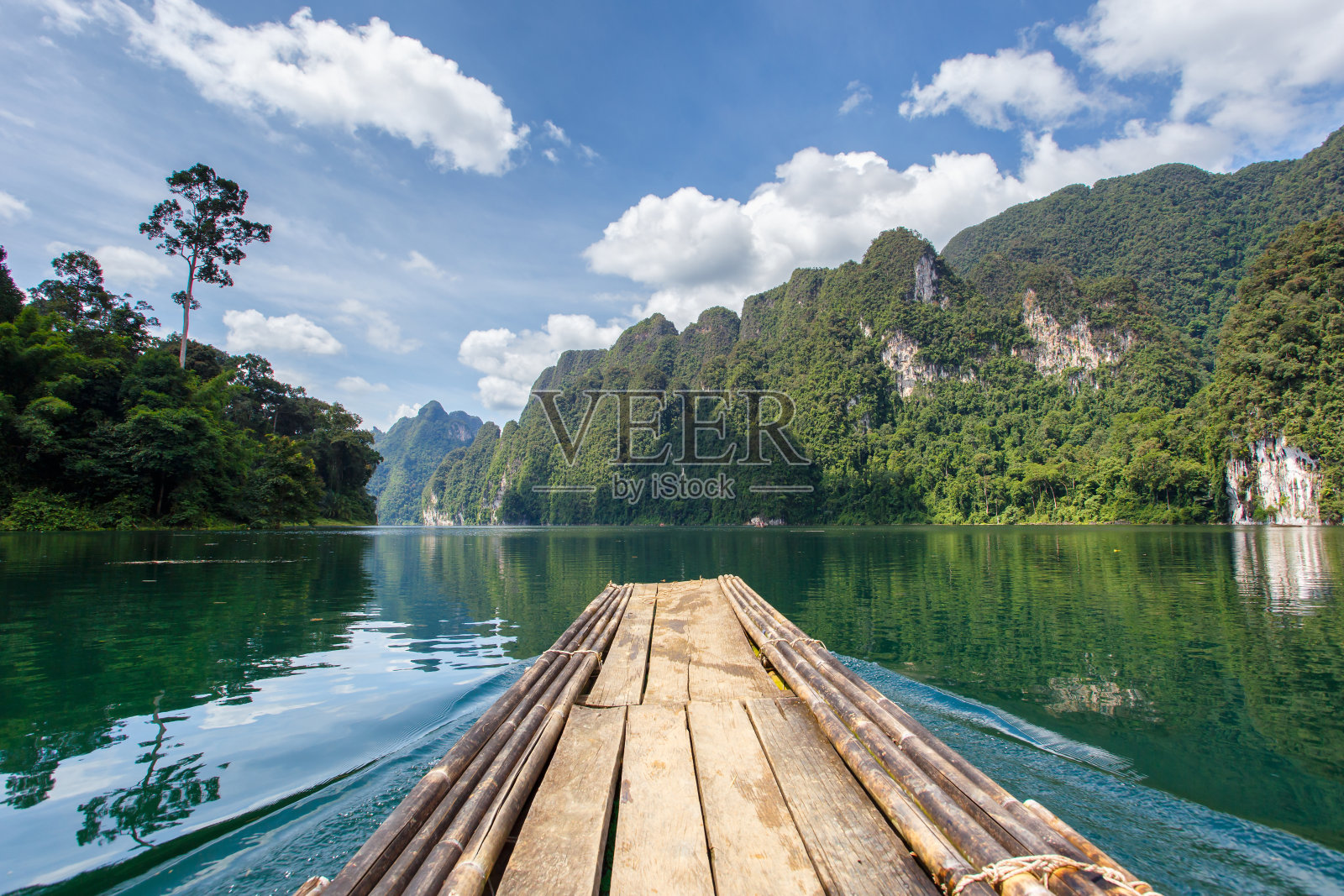泰国苏拉特他尼省考索国家公园的拉查帕坝美丽的山、湖、河、天空和自然景点照片摄影图片