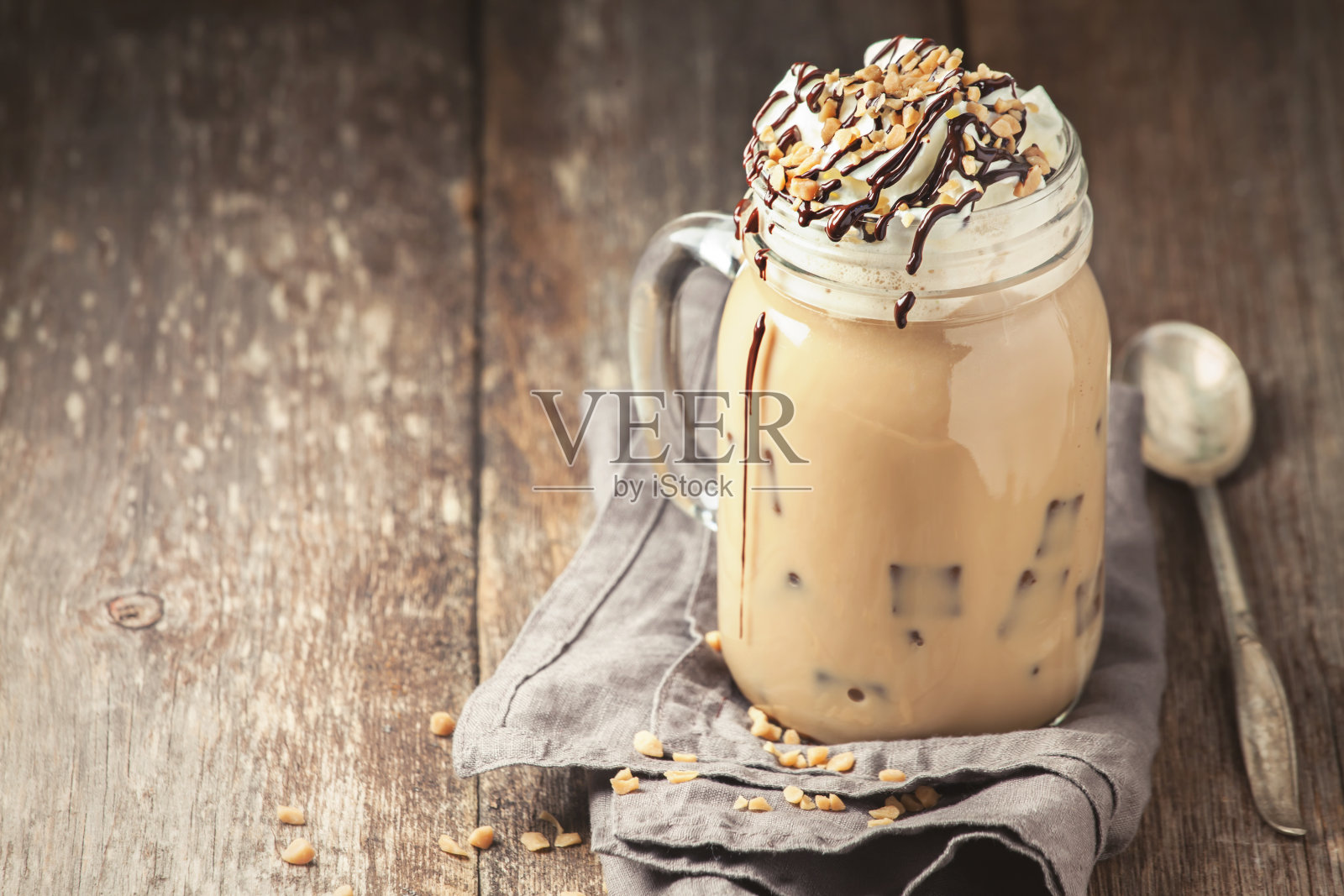 咖啡加冰、奶油和巧克力照片摄影图片