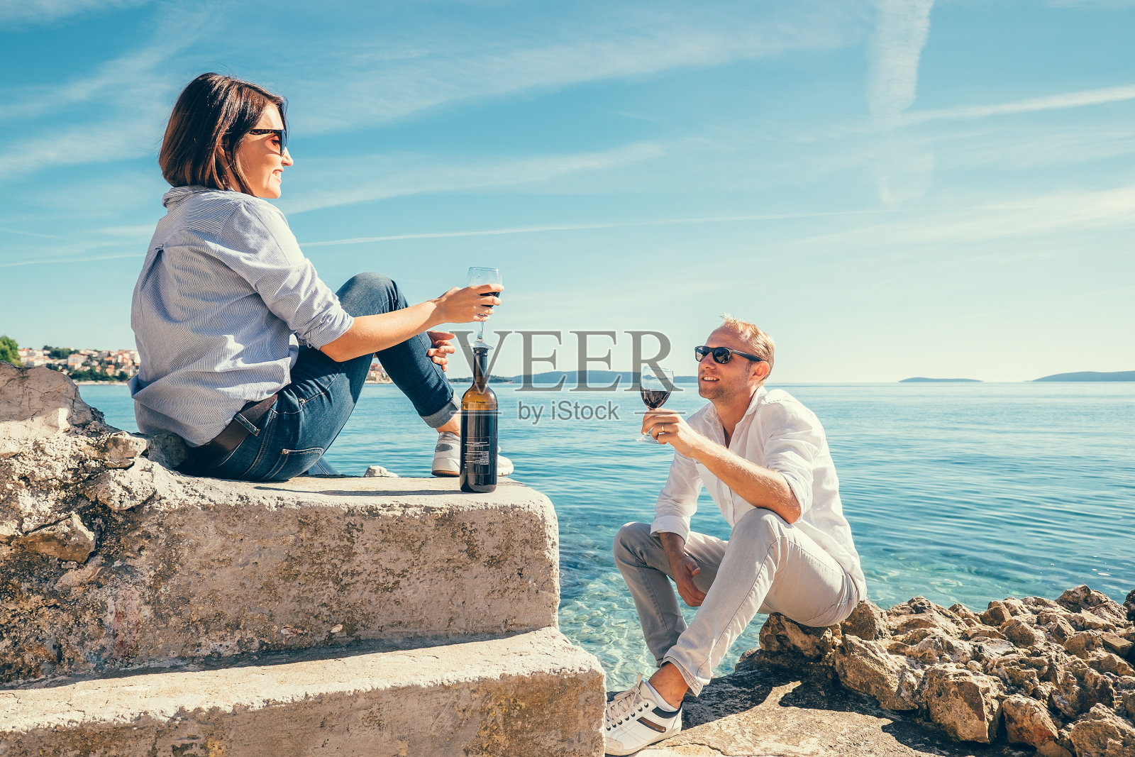 相爱的夫妇在蓝色的海湖有浪漫的约会照片摄影图片