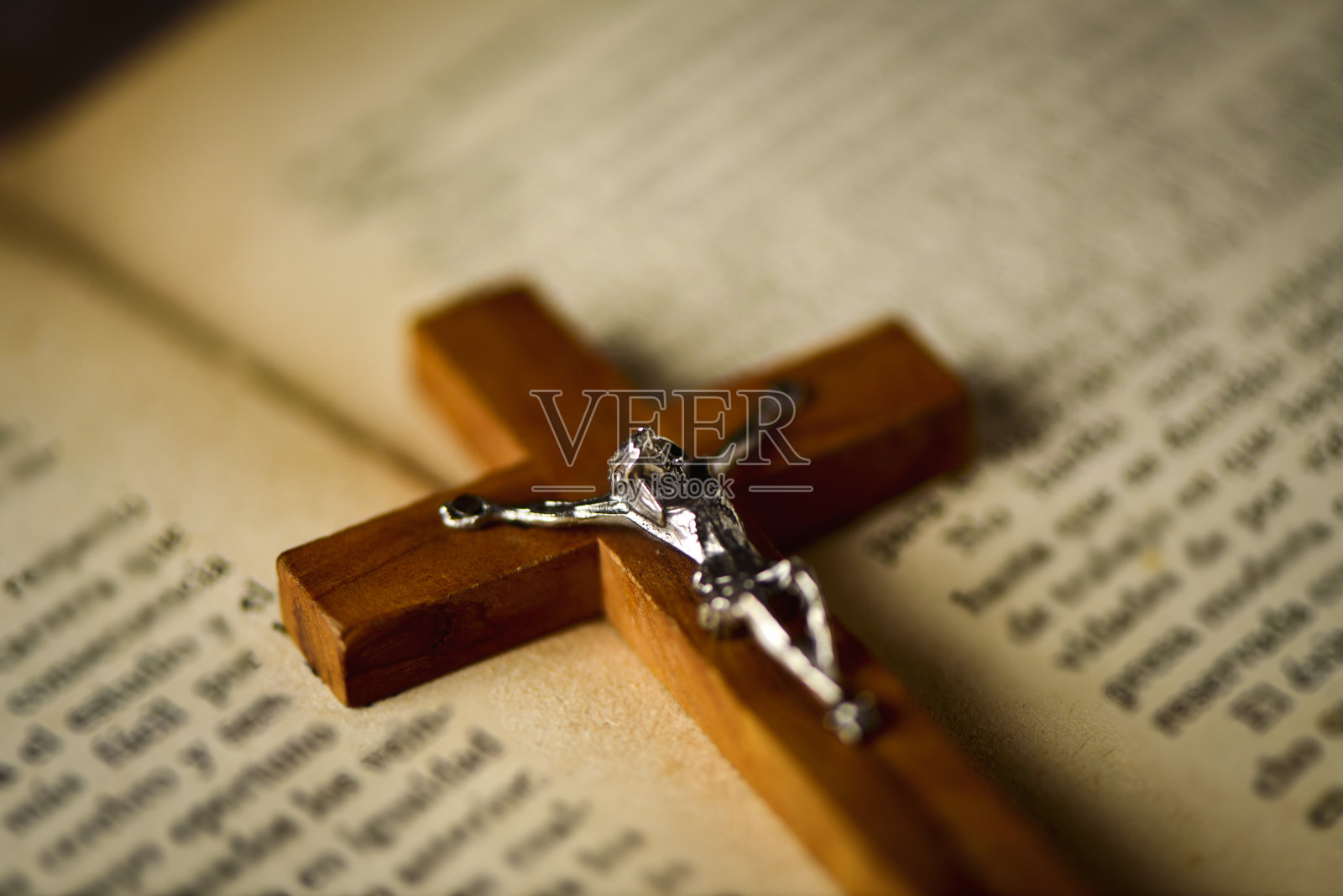 古基督教圣经上的十字架照片摄影图片