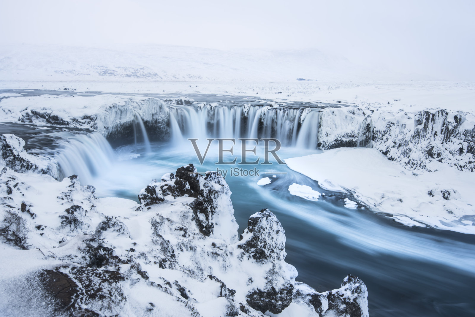 美丽的冰雪瀑布，覆盖在冰岛，照片摄影图片