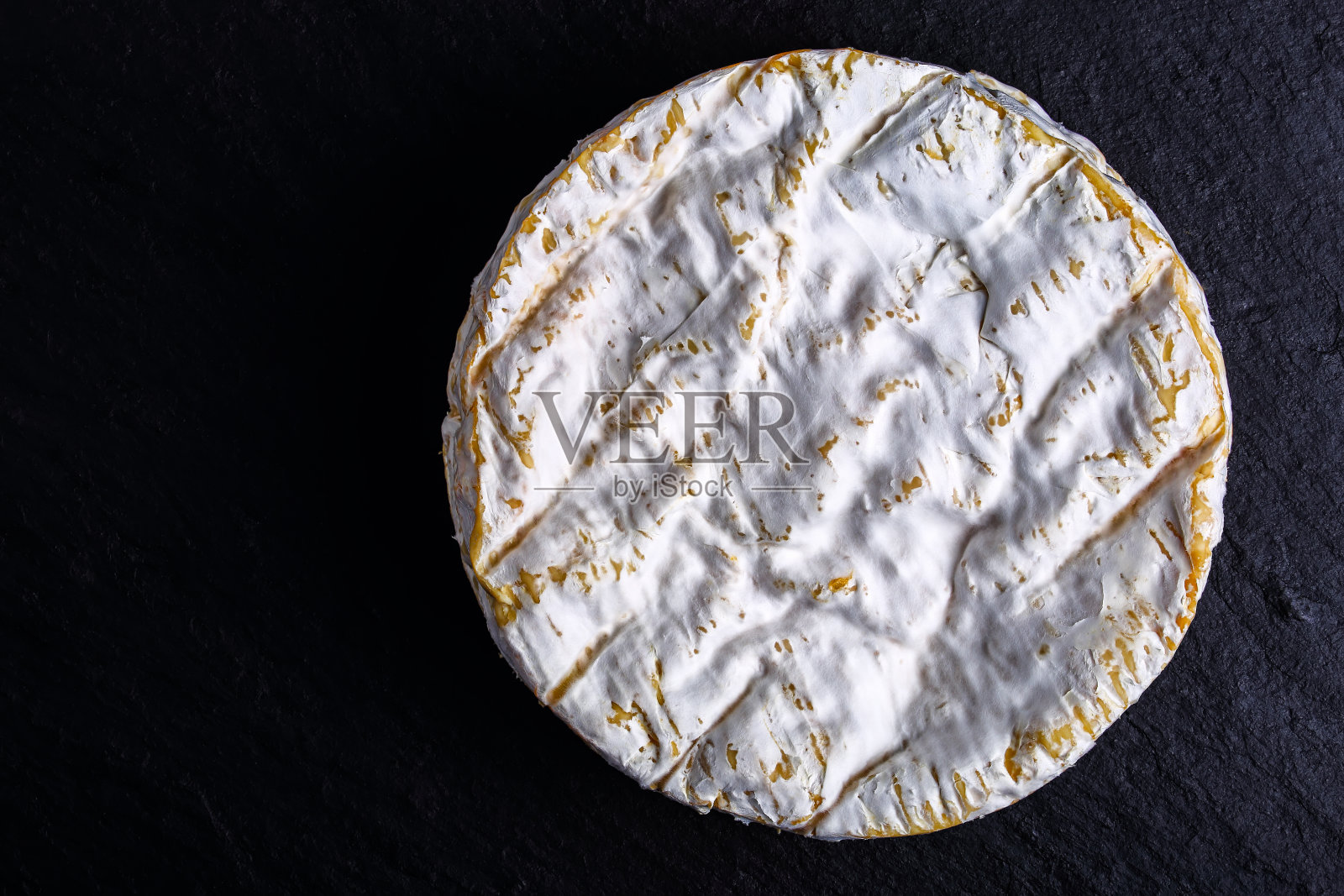 黑石板上的牛奶奶酪照片摄影图片