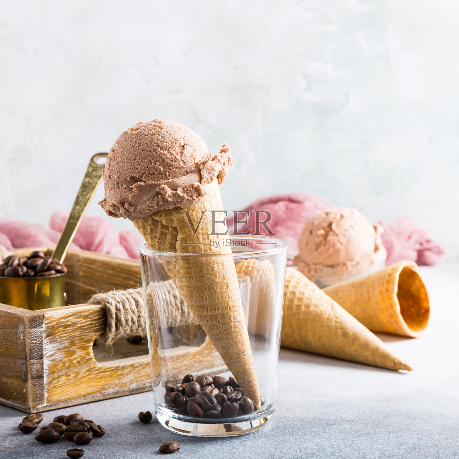 华夫蛋筒和咖啡冰淇淋照片摄影图片