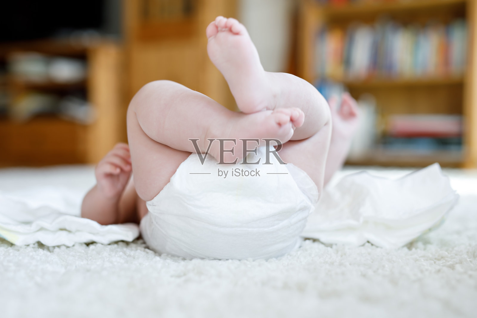 新生儿的脚和腿用尿布照片摄影图片