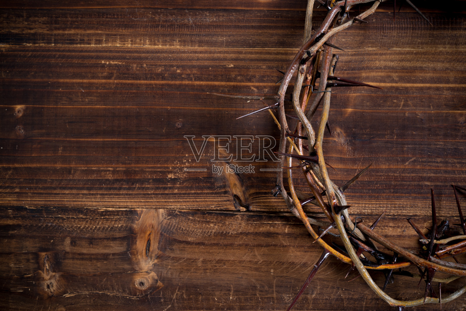 木制背景上的荆棘王冠——复活节照片摄影图片