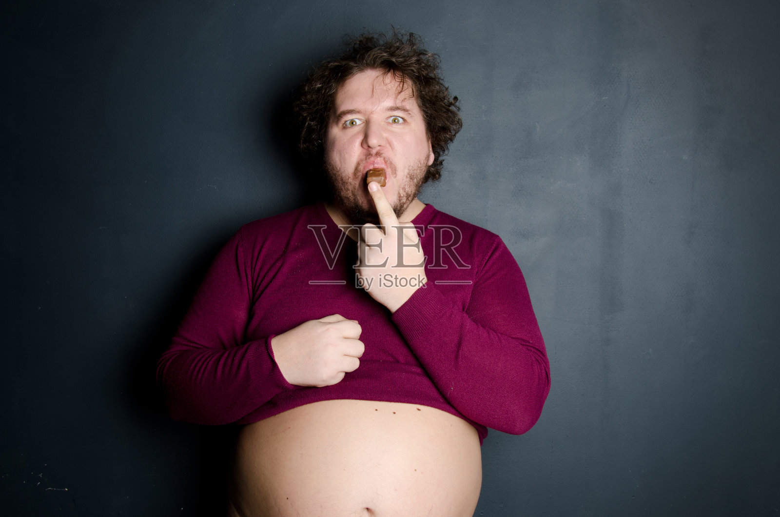 有趣的超重男子吃巧克力照片摄影图片