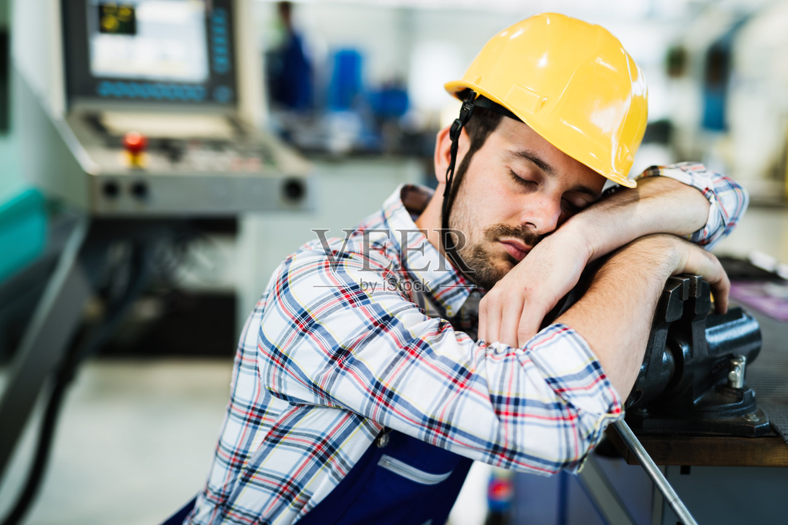 工厂里疲惫的工人在工作时间睡着了照片摄影图片