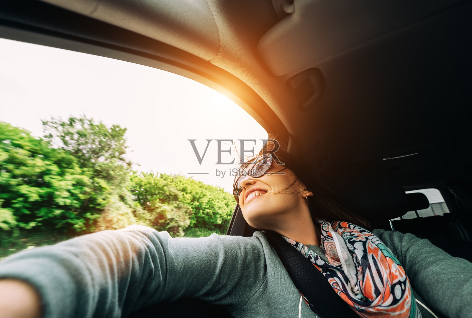 女人在开车时喜欢从车窗看风景照片摄影图片