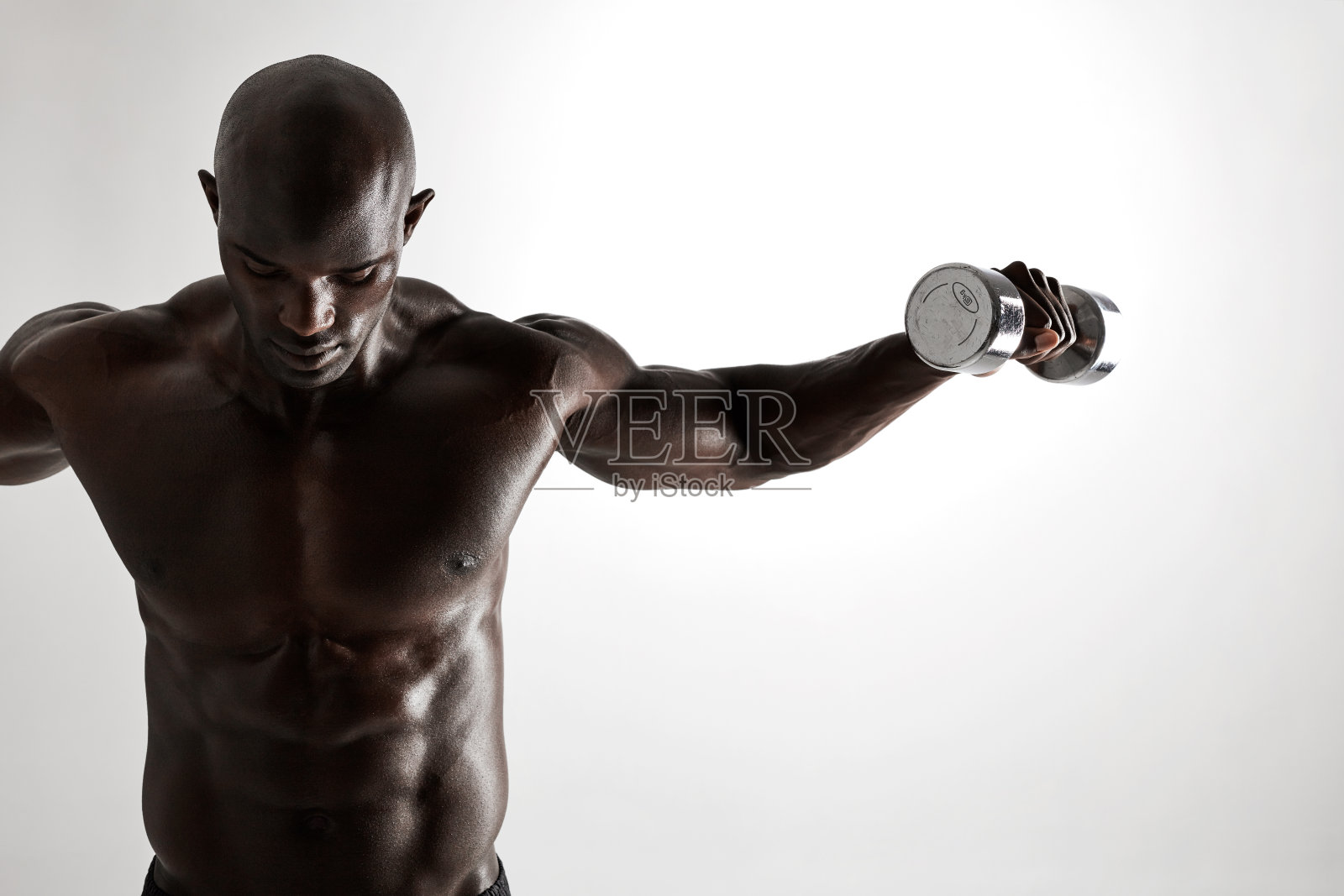 肌肉发达的非洲健身模型用哑铃健身照片摄影图片