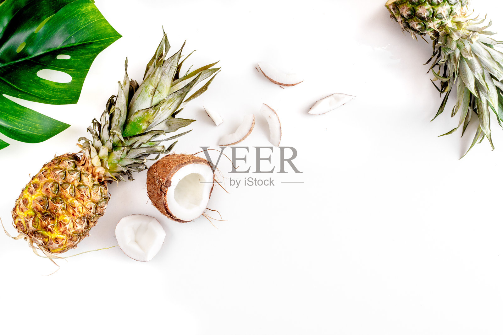 夏季混合菠萝和椰子白色背景俯视图模型照片摄影图片