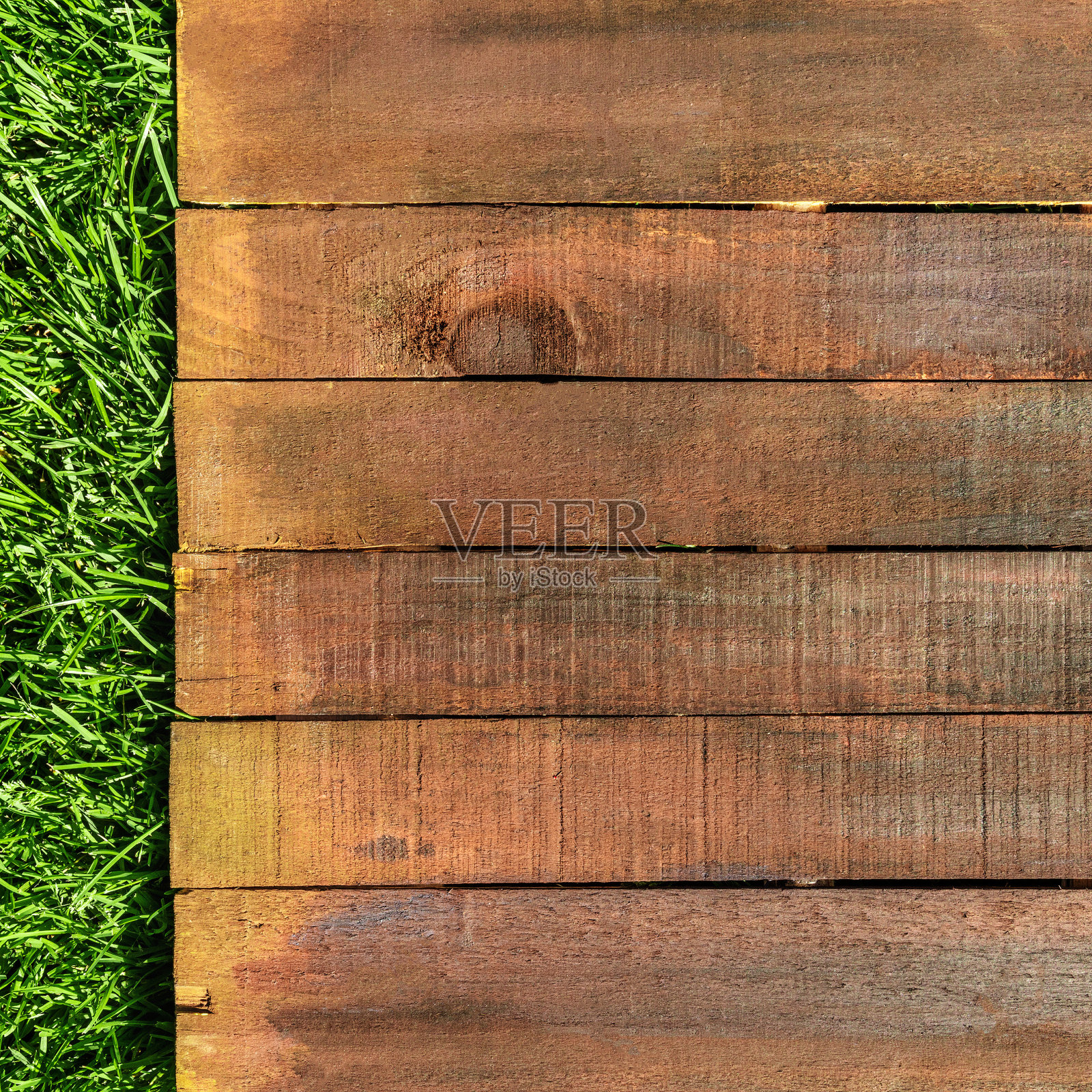 木板上绿草如茵，野餐相关的设计模板照片摄影图片