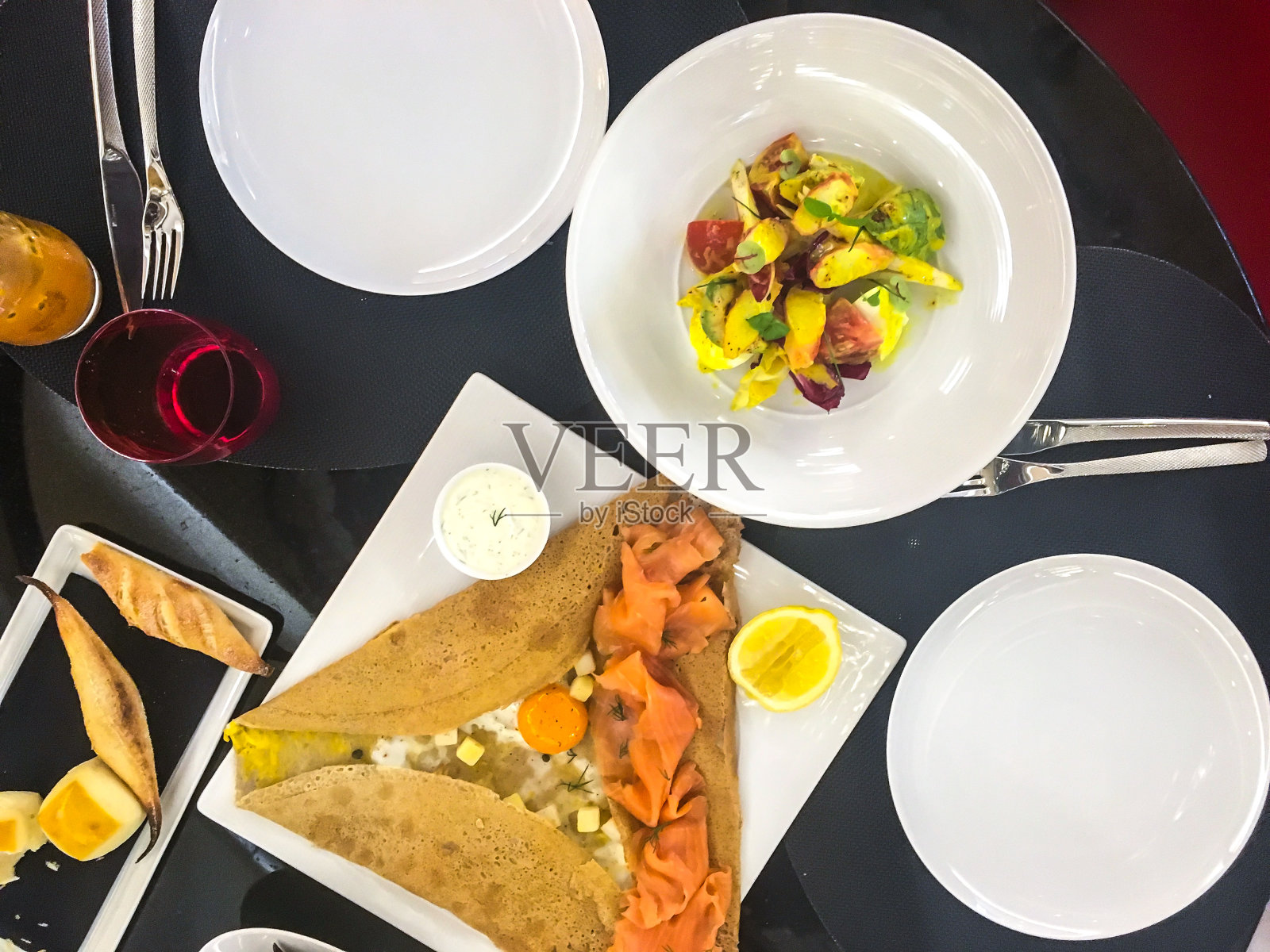 煎饼，煎蛋，咸鱼片，蔬菜沙拉照片摄影图片
