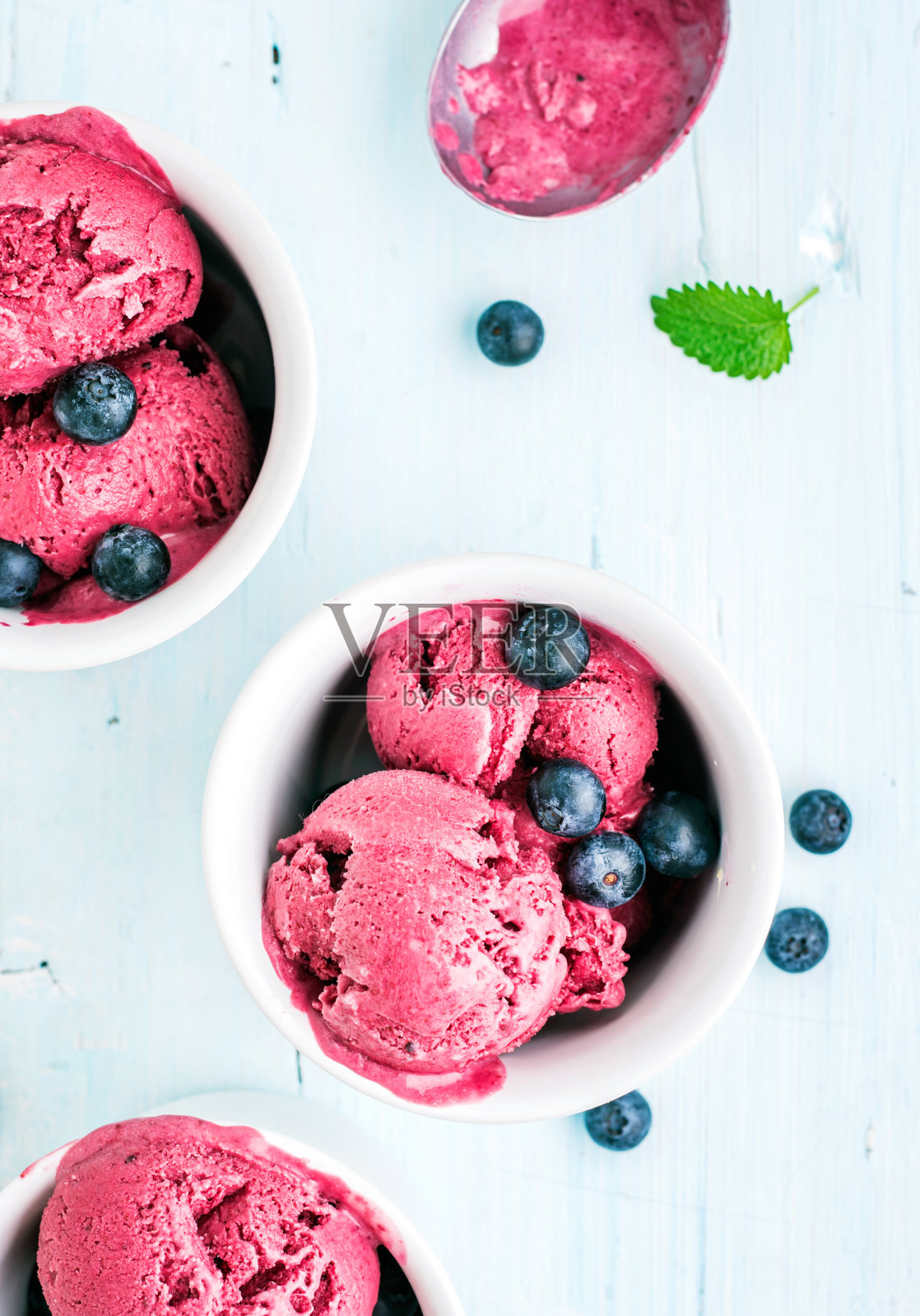 自制蓝莓冰淇淋，里面有新鲜的浆果和薄荷照片摄影图片
