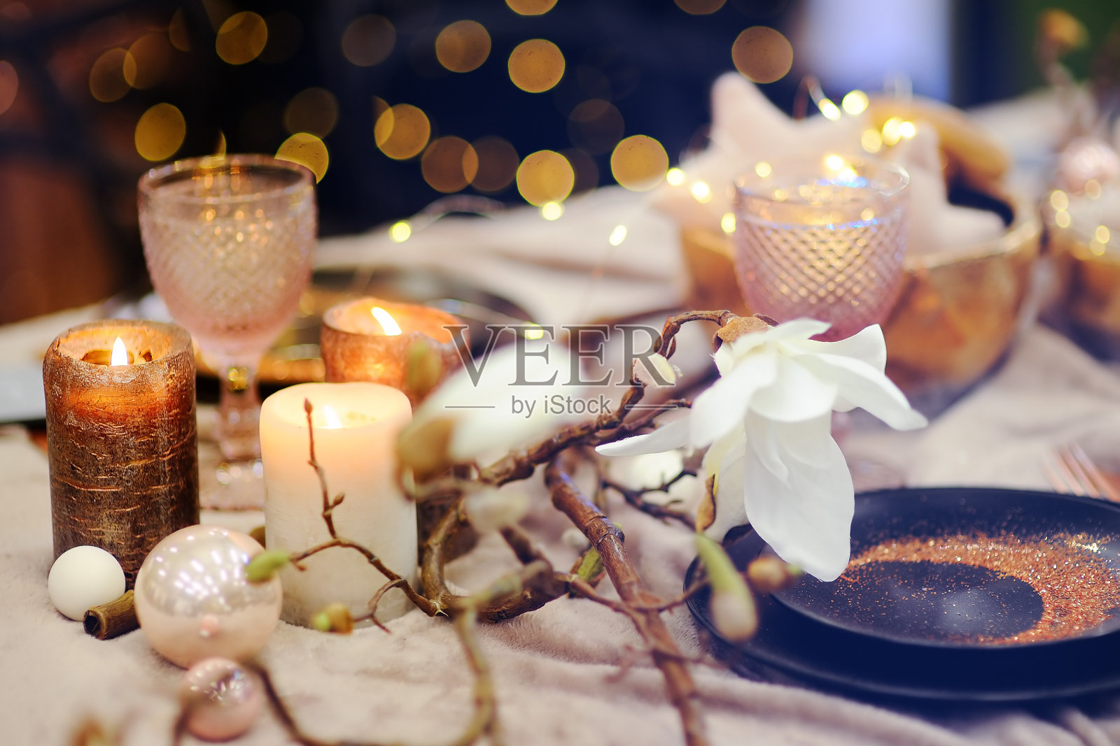 为婚宴或宴会而设的金质餐桌照片摄影图片