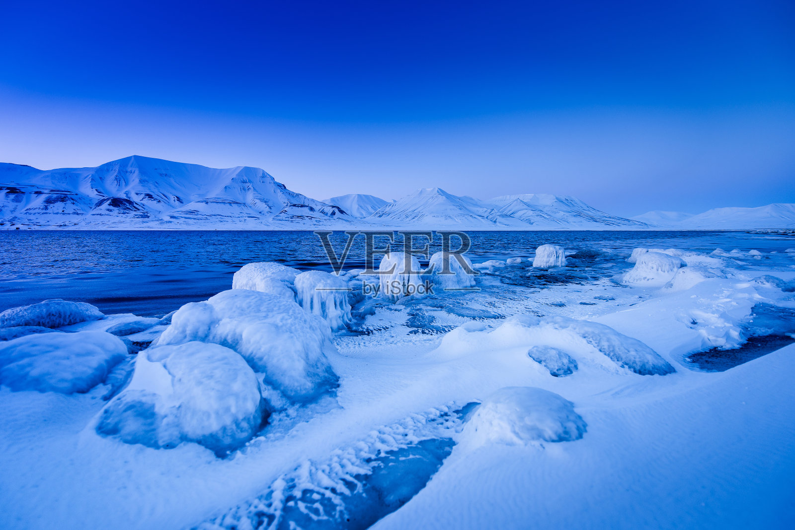 挪威斯匹次卑尔根岛朗伊尔城斯瓦尔巴特群岛冰雪覆盖的山脉照片摄影图片