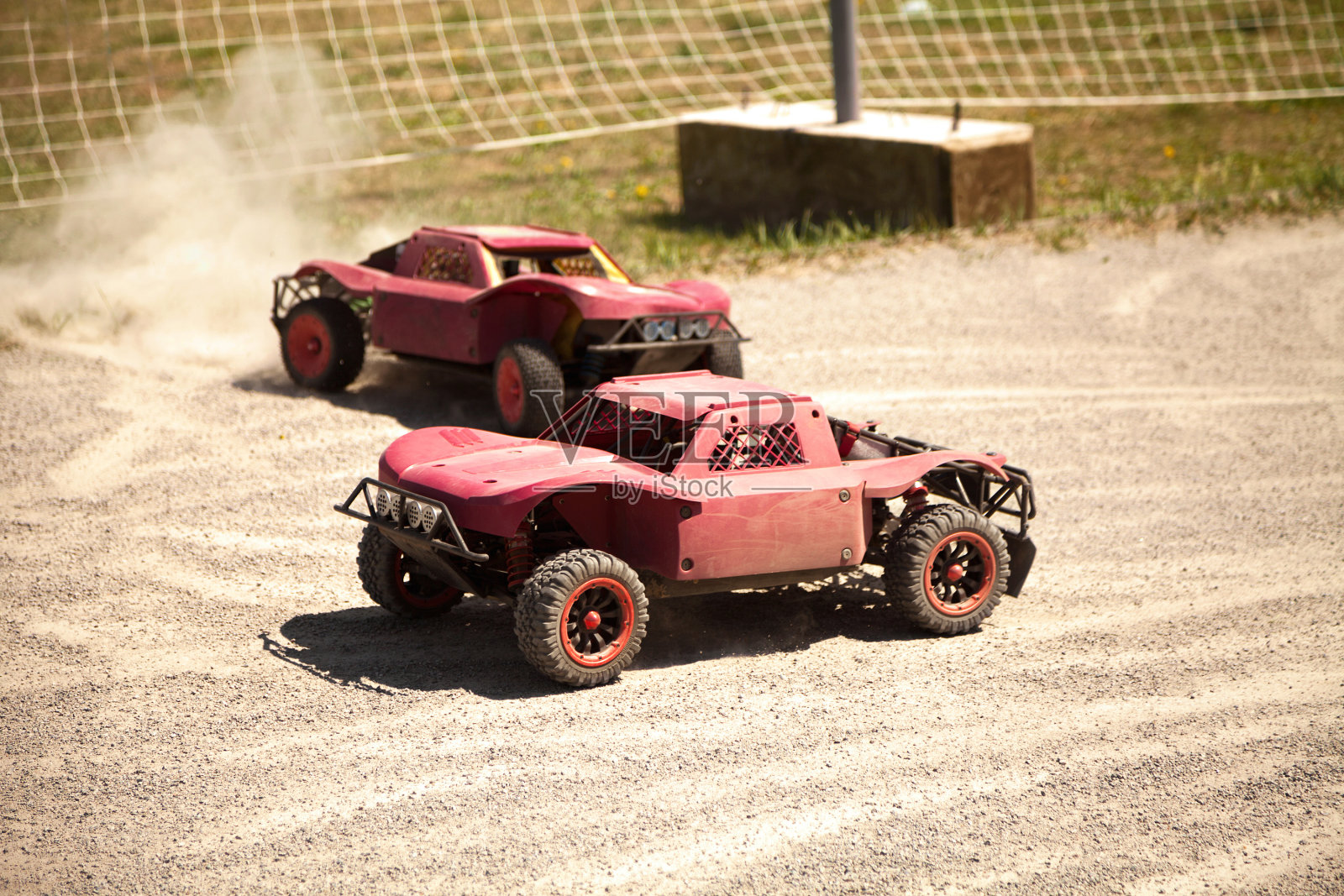 两辆小型无线电遥控模型车在尘土中比赛照片摄影图片