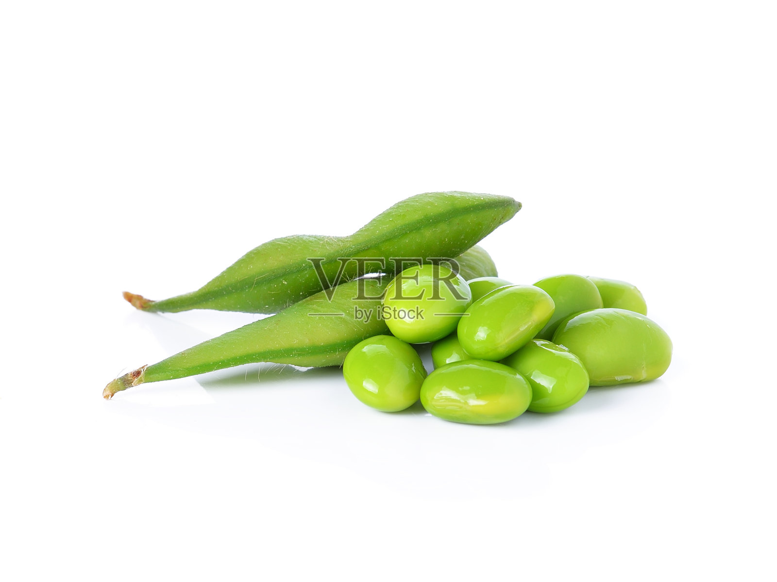 白色背景上的绿色大豆照片摄影图片