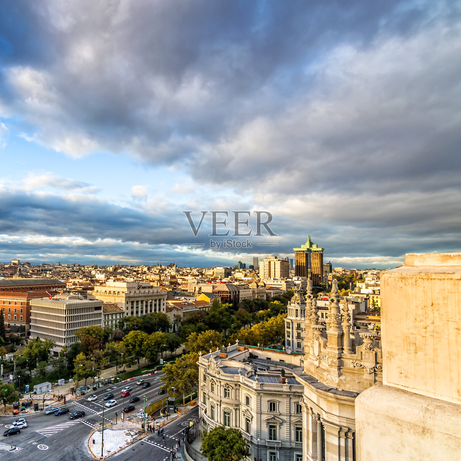 日落时分，从市政厅俯瞰马德里的天际线照片摄影图片