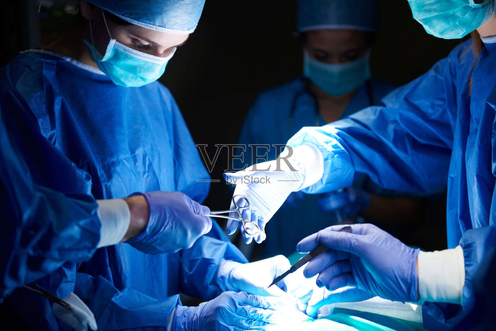 外科医生准备给病人做手术照片摄影图片