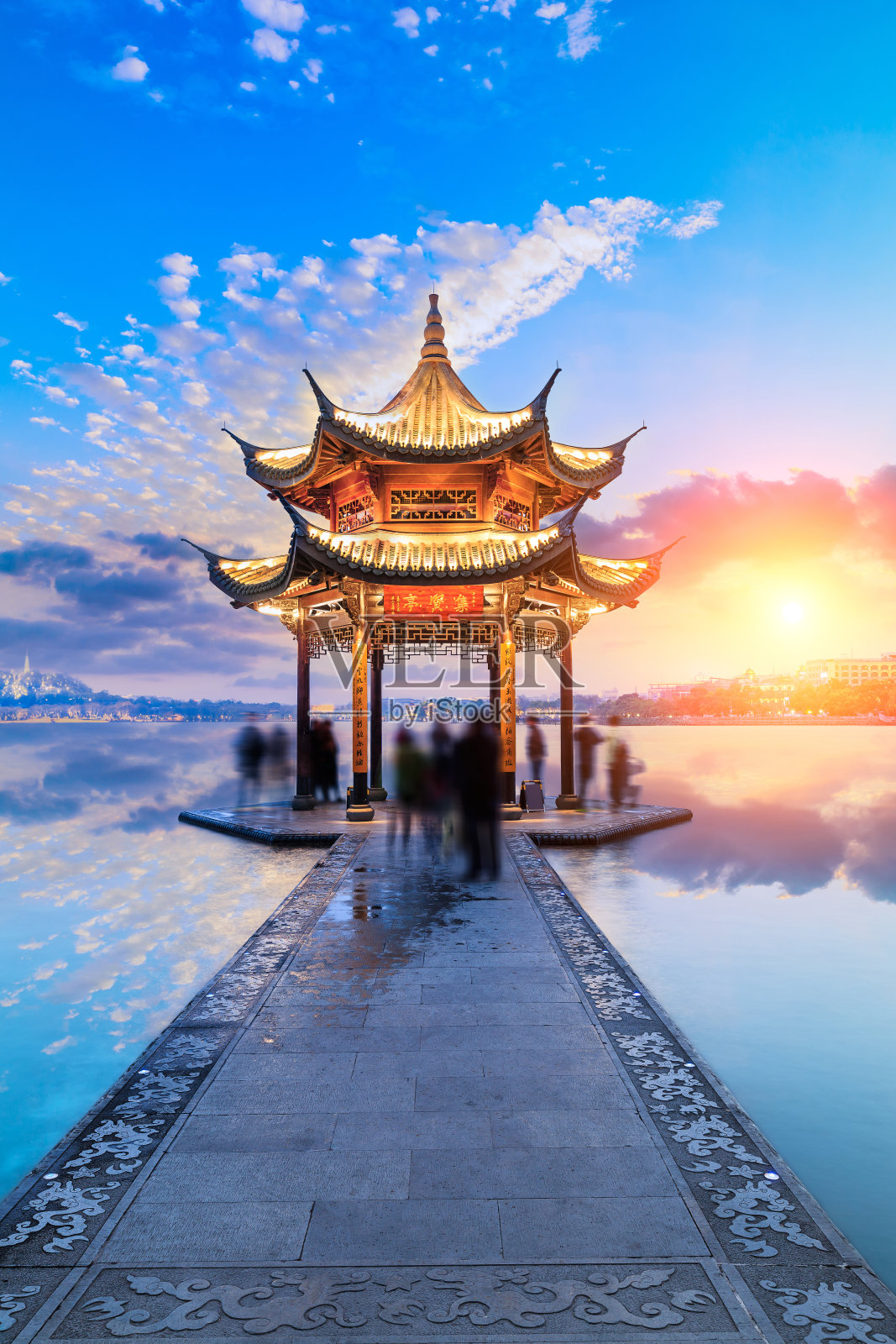 黄昏时杭州西湖的古亭子照片摄影图片