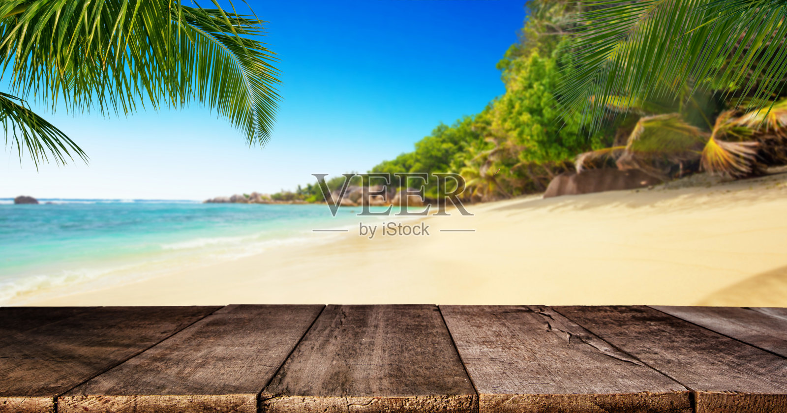 热带海滩配木桌，暑假背景。照片摄影图片