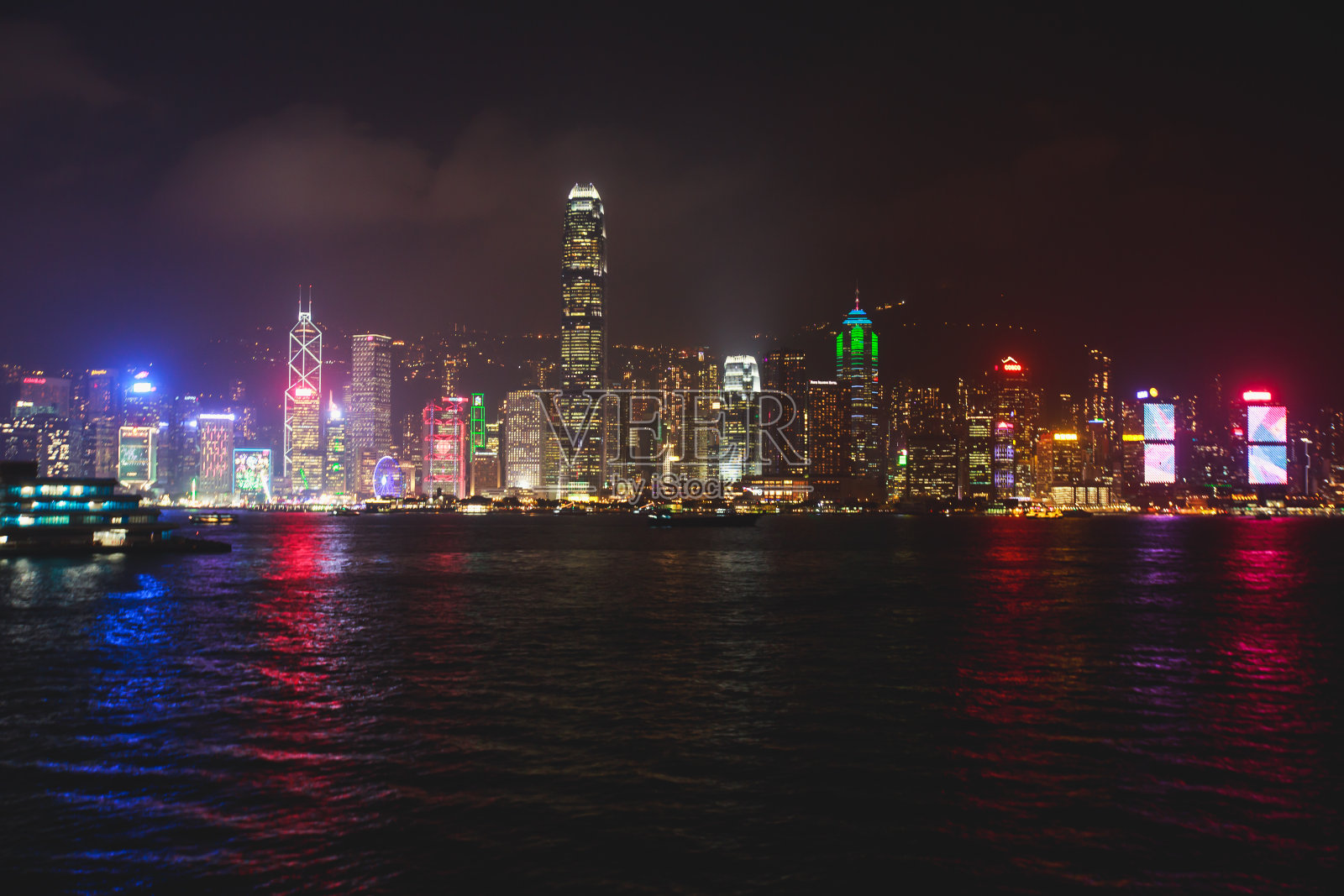 美丽的超广角夏季鸟瞰图香港岛天际线，维多利亚湾海港，摩天大楼，蓝天和城市之外的风景，从九龙观景台照片摄影图片