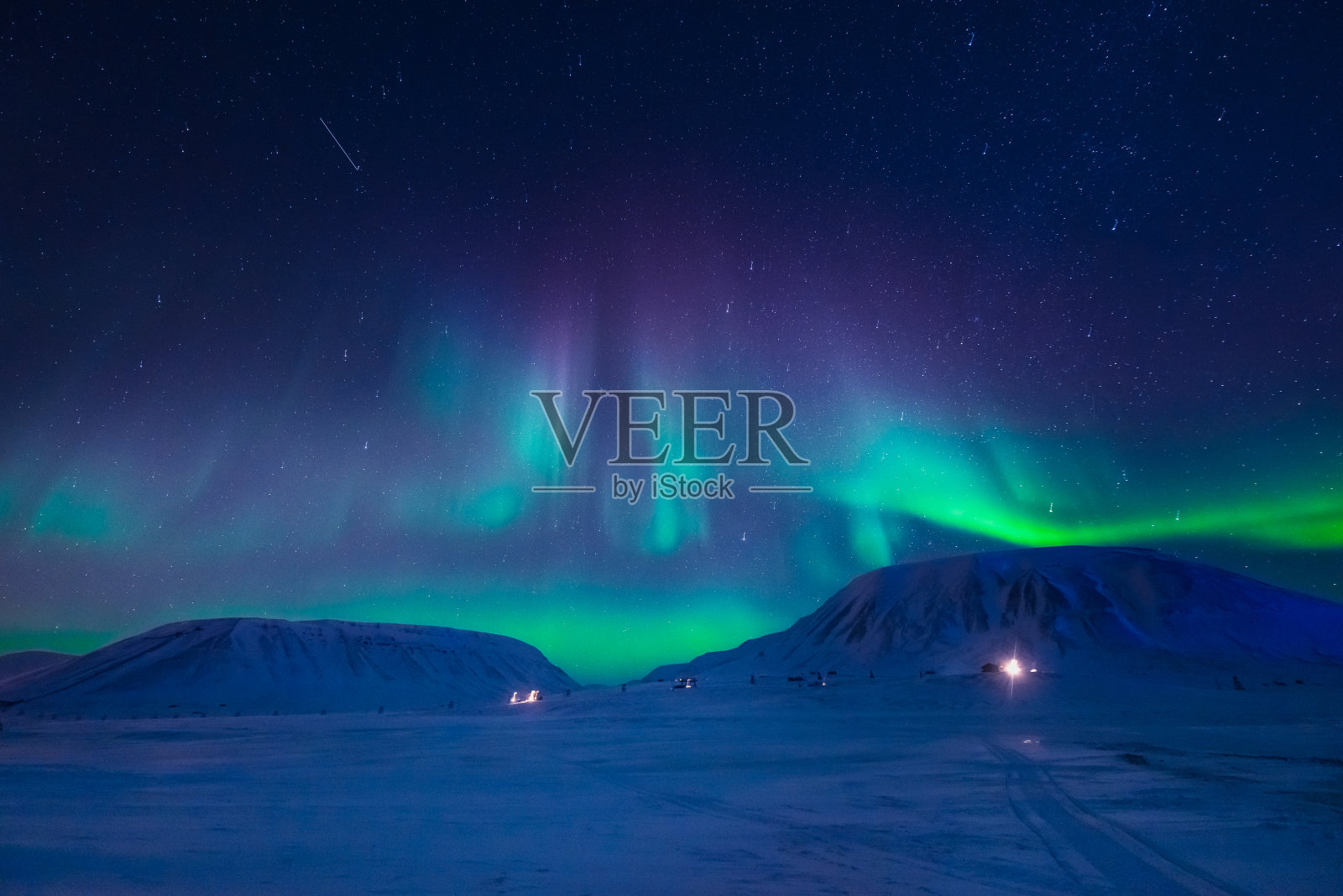 挪威斯匹次卑尔根群岛朗伊尔城斯瓦尔巴特群岛山脉上的北极光照片摄影图片