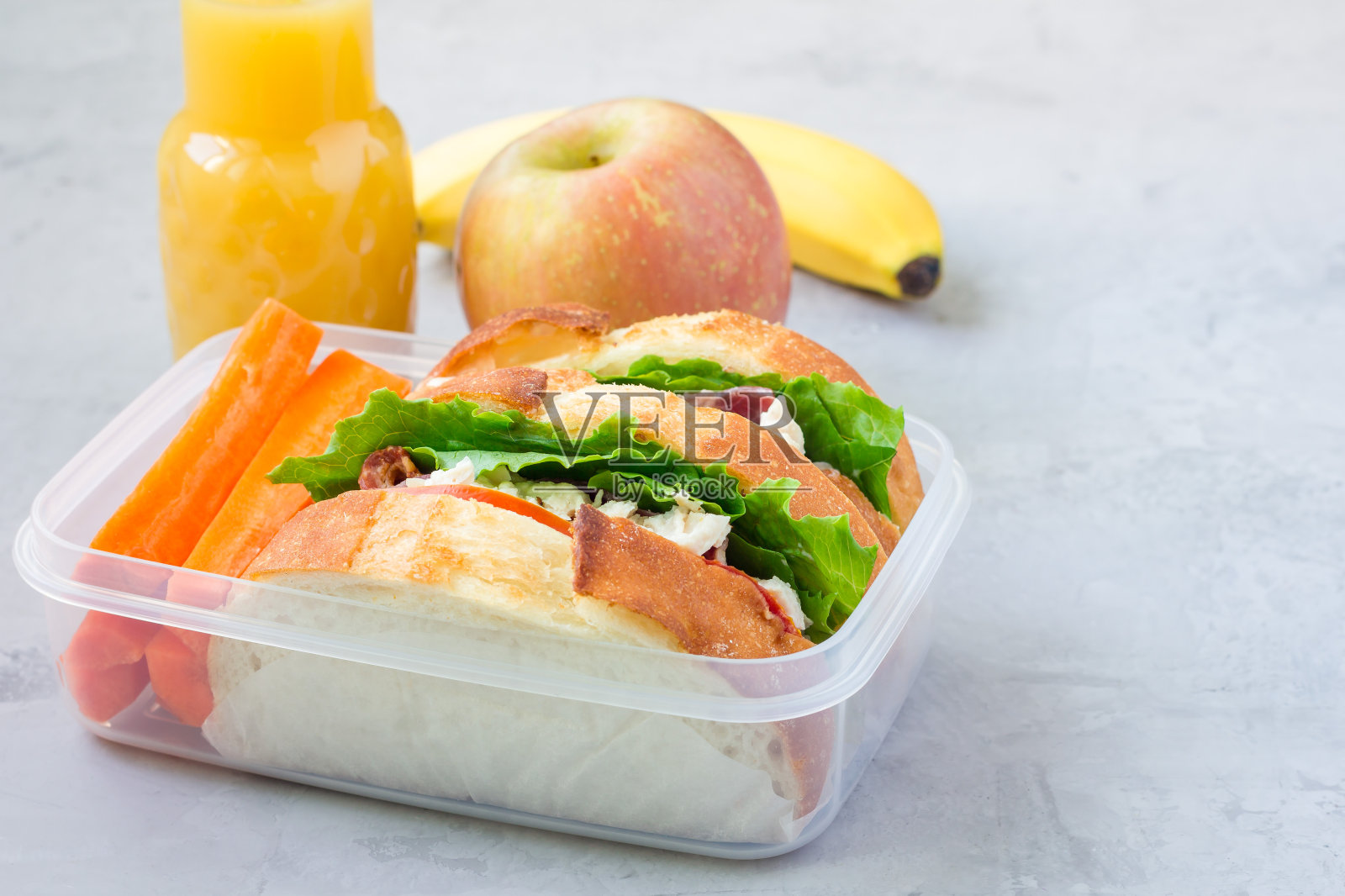 午餐盒鸡肉沙拉三明治，与胡萝卜棒，水平，拷贝空间照片摄影图片