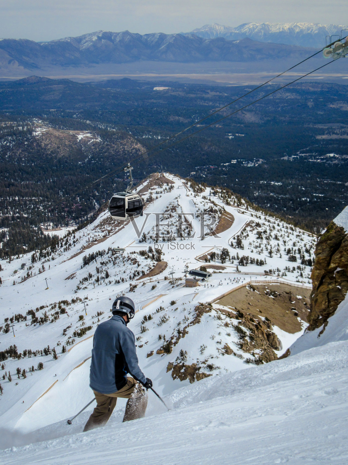 一名男子滑雪者在猛犸山的顶峰开始跑步照片摄影图片