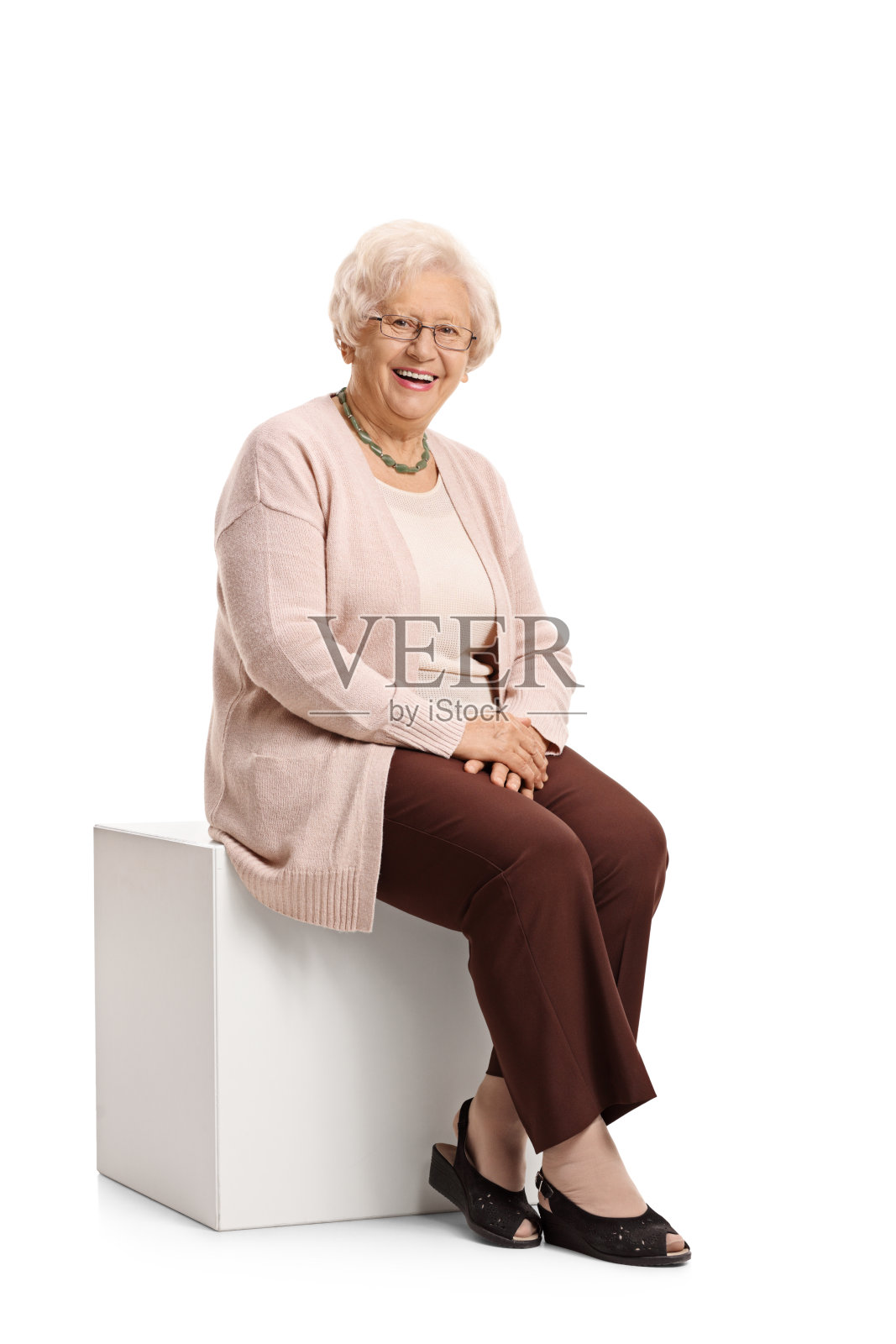 坐在立方体上的老妇人照片摄影图片